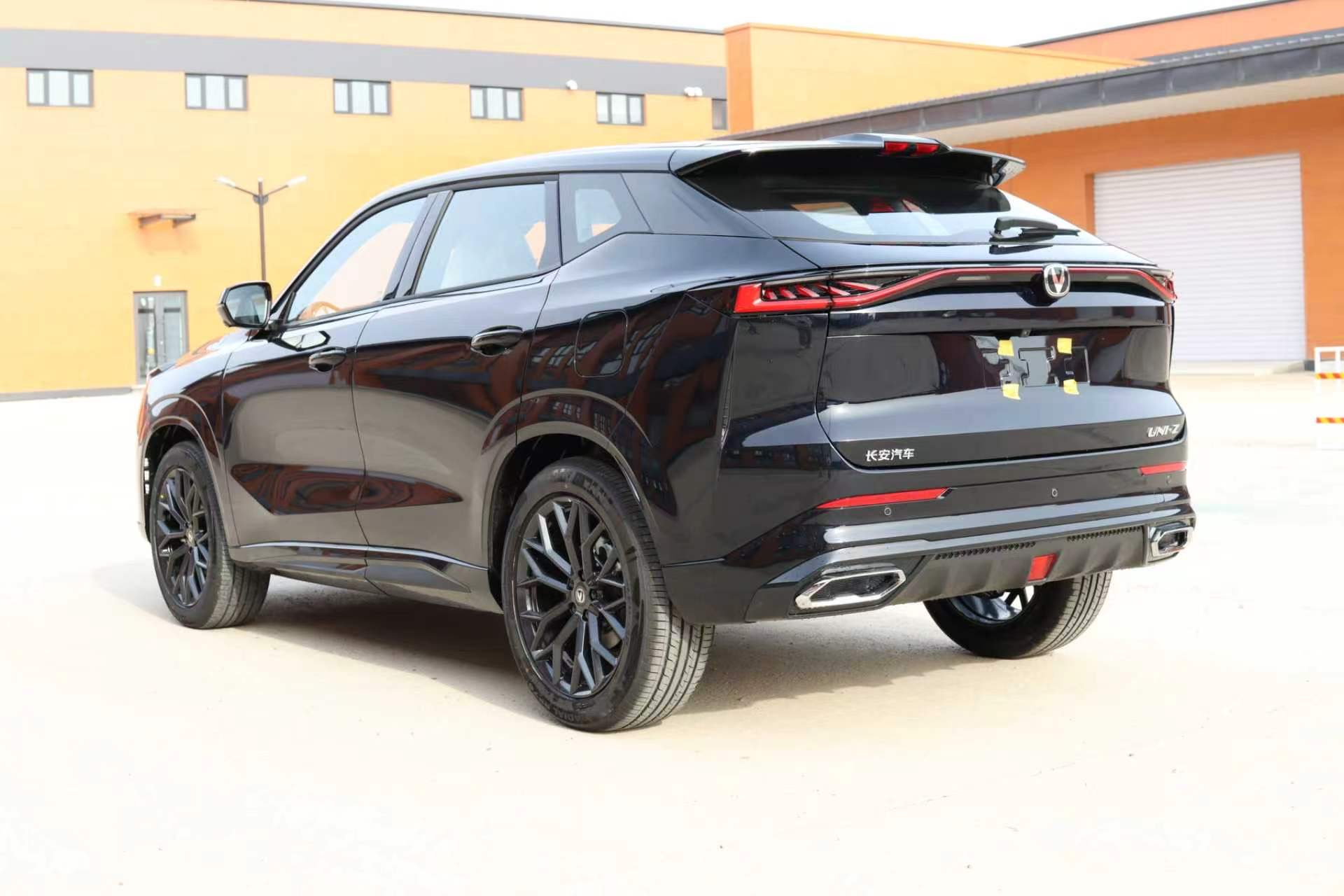 Changan UNI-Z черный для России, вид сзади
