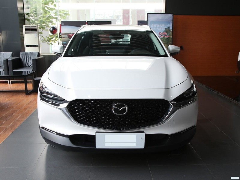 Mazda CX-30 белый цвет вид спереди