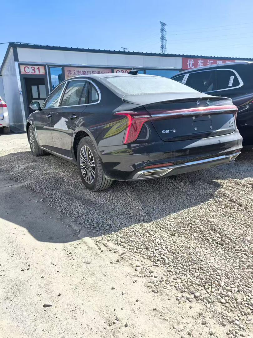 Hongqi H5 задний боковой ракурс